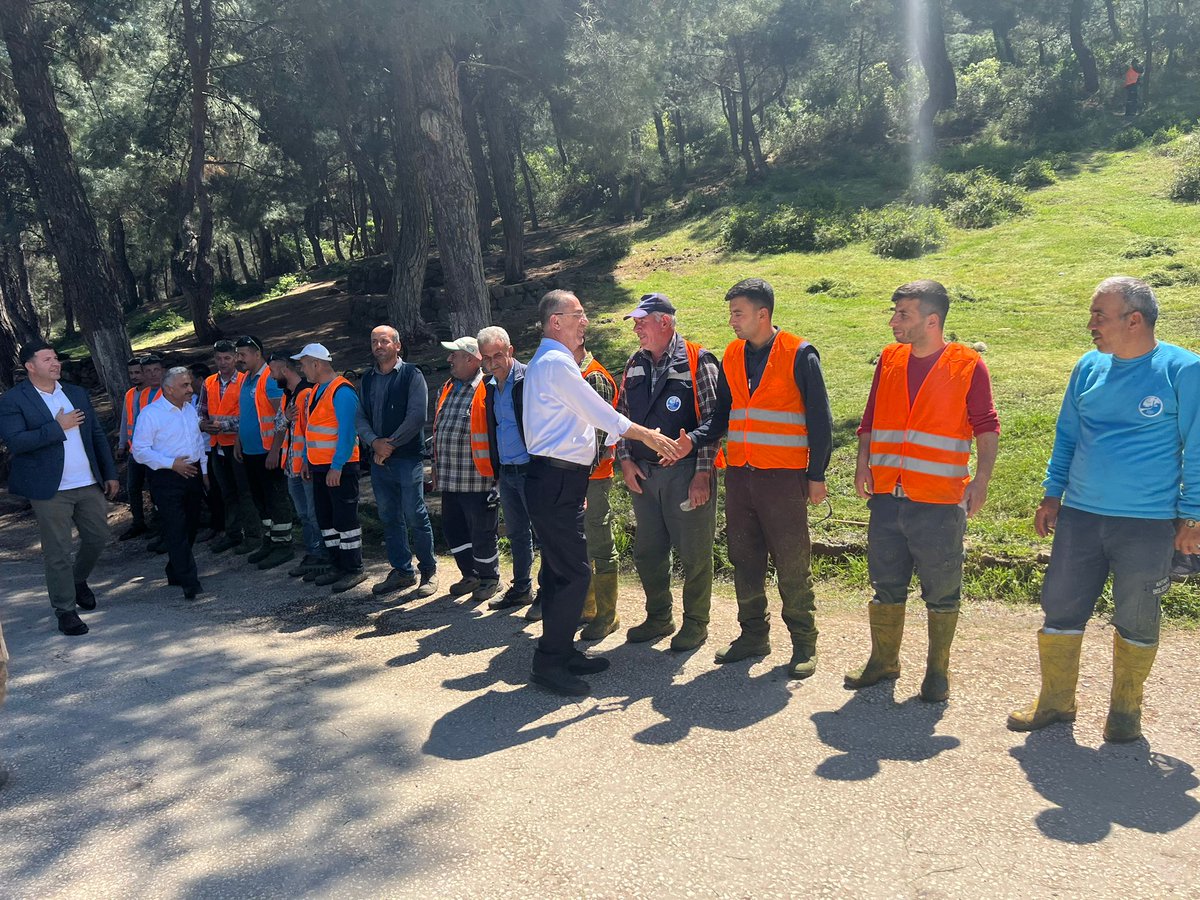 inaciyapar's tweet photo. 📍Tahtaköprü Yıldırım Mesire Alanı

Hemşehrilerimizin yaz aylarında rahat nefes alabilecekleri, çocuklarımızın güvenle oynayabilecekleri mesire alanımızda incelemelerde bulunduk. 

Serinyol Jandarma Karakol Komutanı Murat Akyüz, Başkan Yardımcılarımız ve daire müdürlerimiz eşliğinde  genel durumu hakkında bilgi aldığımız mesire alanımızda revize çalışmaları gerçekleştireceğiz.

Piknik yapan hemşehrilerimizle de sohbet etme imkanı bulduk. 

Mesire alanımızda hemşehrilerimizle ve çalışan ekiplerimizle sohbet ettik, çocuklarla top oynadık. 

Revize çalışmalarından sonra çok daha güzel bir piknik alanını hizmete sunmuş olacağız.