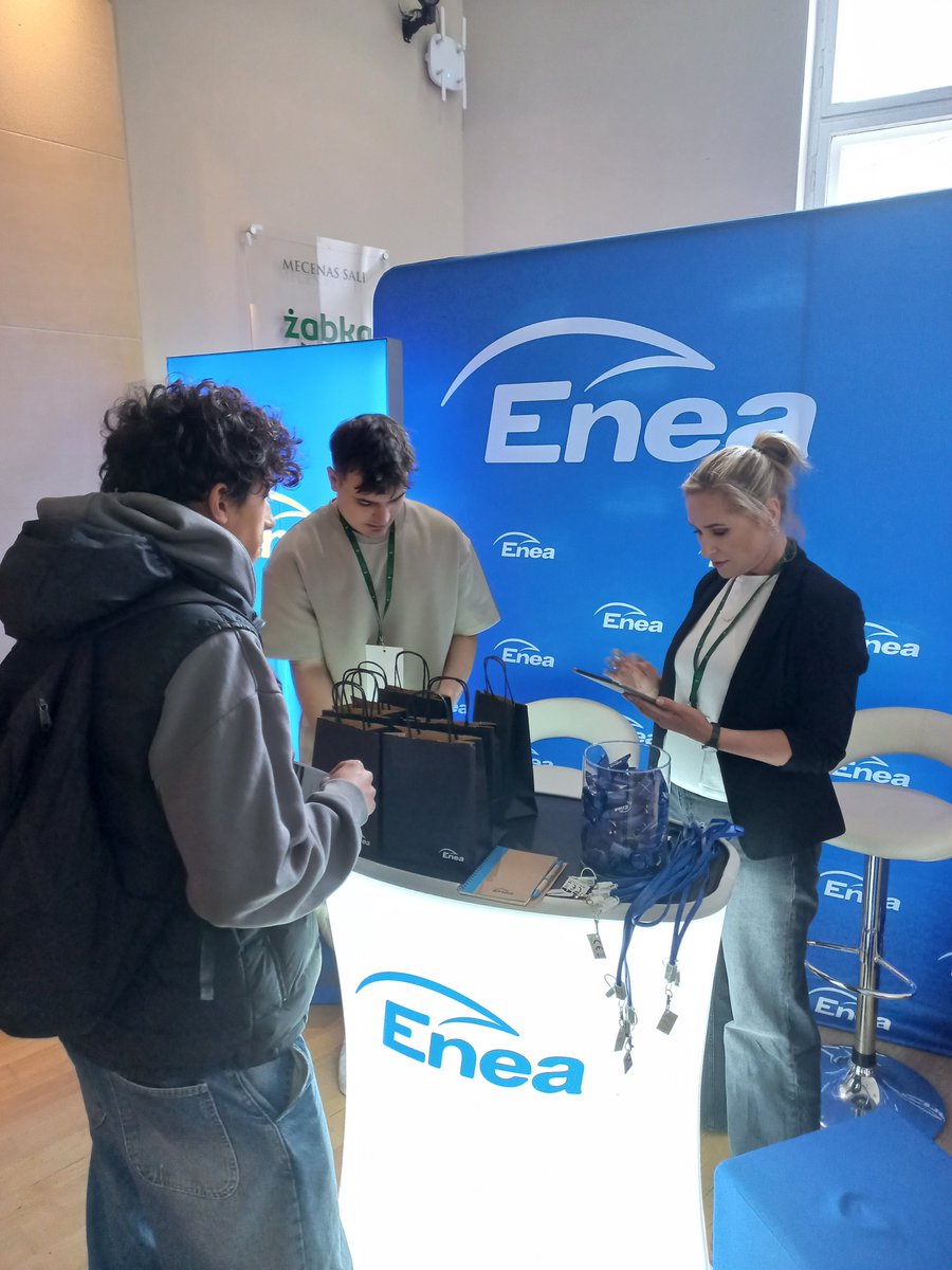 Grupa_Enea's tweet photo. 🟢 Trwają Targi Pracy #JobSpot na @UEwP. Do godz. 15.00 zapraszamy na stoisko #Enea do Budynku Głównego (pierwsze piętro, al. Niepodległości 10, #Poznań). Planujesz staż? Interesujesz się pracą w energetyce? Zajrzyj do nas 👋 #MocWLudziach #DobryZawód #PatronatPełenEnergii https://t.co/3fyy8KUIrW
