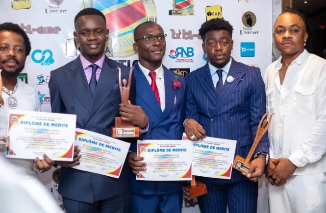 richcaldi39116's tweet photo. Récap sur image, ToFulana Awards   une structure pour la reconnaissance des efforts de jeunes congolais avec son Slogan "Que les forts soutiennent les moins forts" . 🤝🤝🤝 La cérémonie de remise des trophées et diplômes de mérites s'est passée dimanche dernier 14 Avril 2024! https://t.co/dpTTru1htq