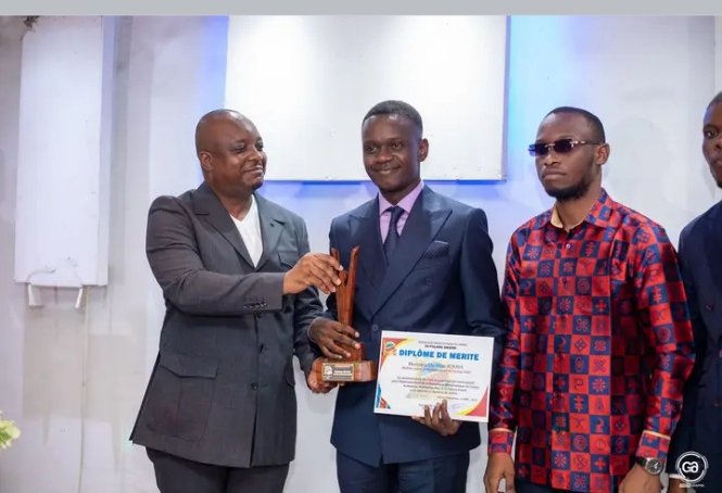 richcaldi39116's tweet photo. Récap sur image, ToFulana Awards   une structure pour la reconnaissance des efforts de jeunes congolais avec son Slogan "Que les forts soutiennent les moins forts" . 🤝🤝🤝 La cérémonie de remise des trophées et diplômes de mérites s'est passée dimanche dernier 14 Avril 2024! https://t.co/dpTTru1htq