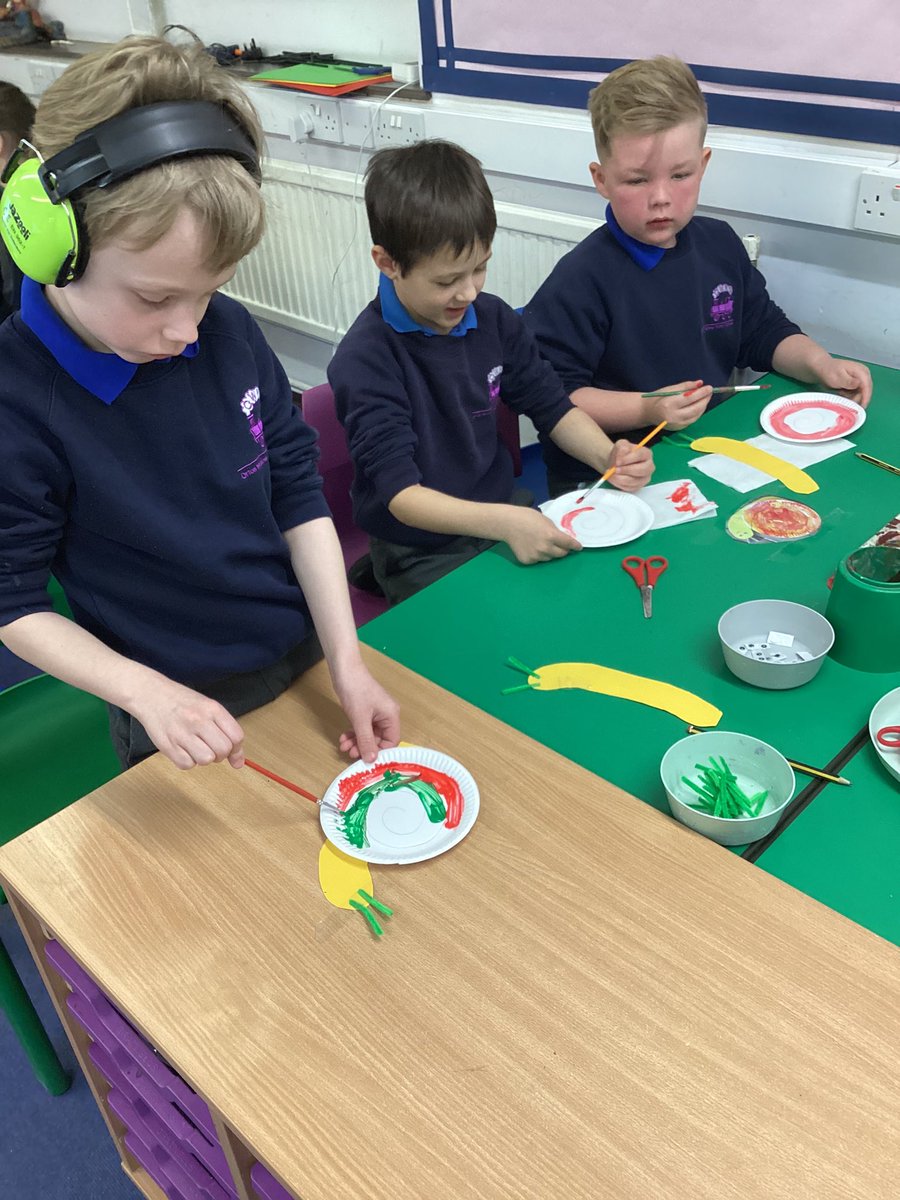 OWPS_chameleons's tweet photo. What an exciting start to the Summer term! We are getting stuck into our new topic on minibeasts with some art. The children have been so enthusiastic! #OWPSscience #OWPSart https://t.co/Y5POS657Vc