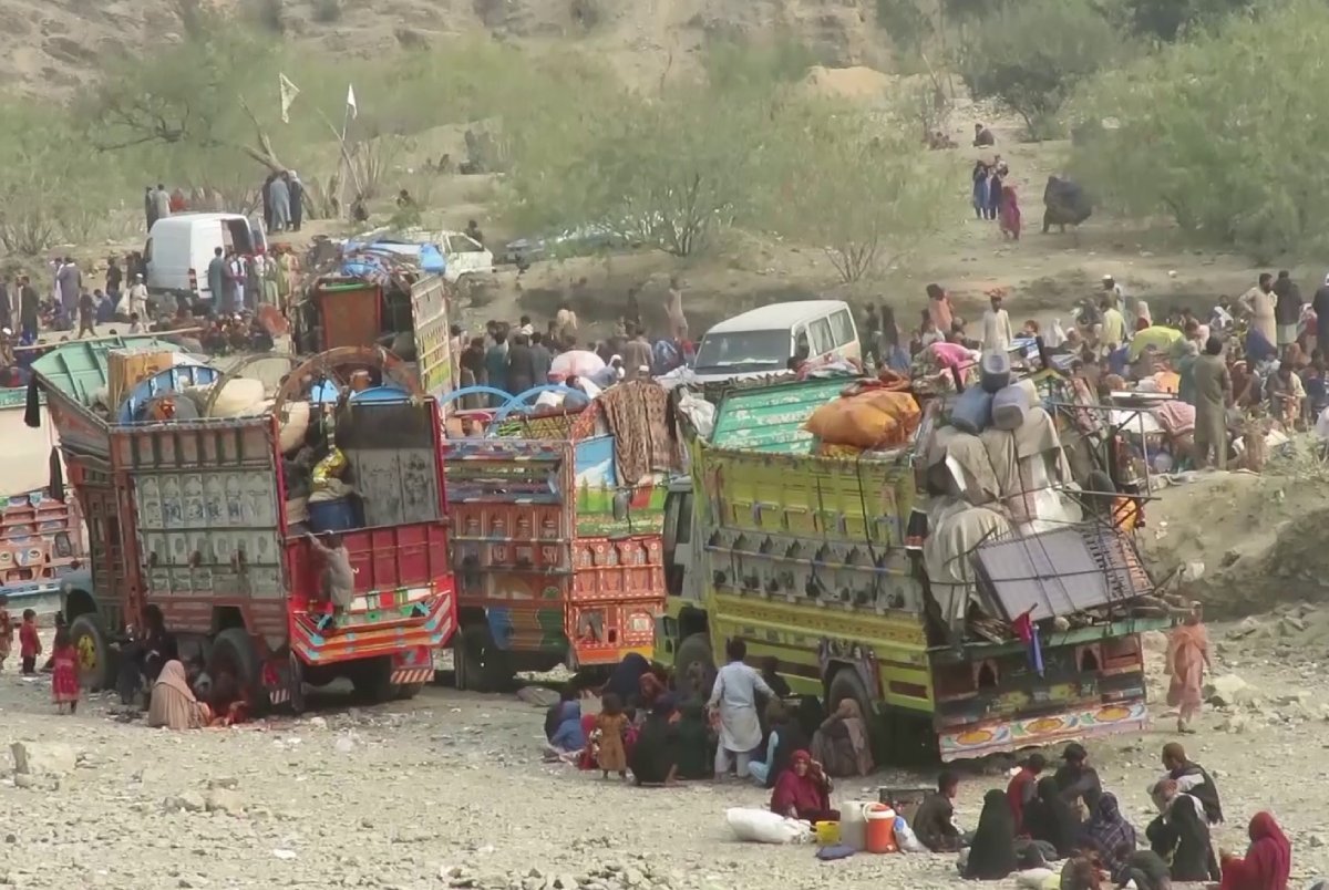 The Ministry of Refugees and Repatriations reported the deportation of more than 50 Afghan refugees from Pakistan.

According to the ministry, these individuals returned to the country on Monday via Torkham crossing.
#TOLOnews