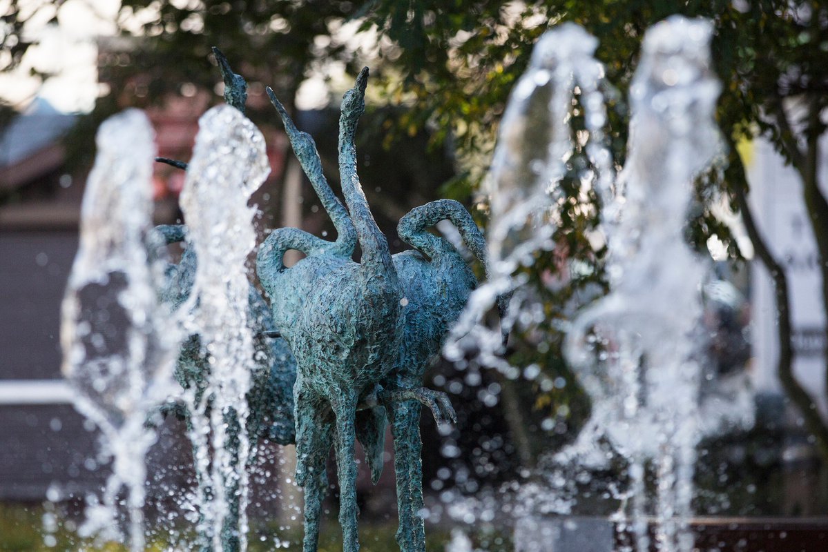 gdansk's tweet photo. #zachlapane3miasto to także mgiełki wodne, zdroje, saturatory i blisko 20 fontann ⛲️, które chłodzą nas podczas upałów w #Gdansk 🥵☀️ Czy jako obserwatorzy #3cthashtagday, korzystacie z nich w trakcie wakacji? 🏖️ https://t.co/Ds50v5kpoY