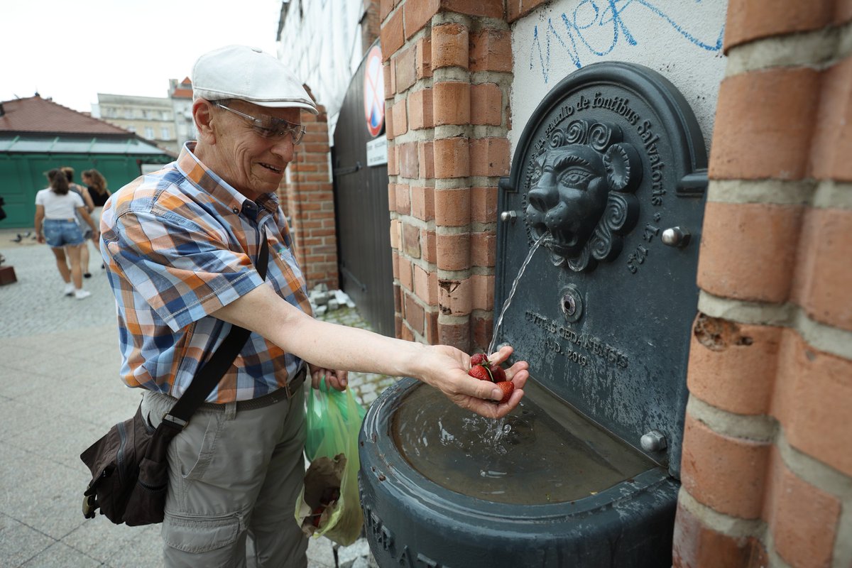 gdansk's tweet photo. #zachlapane3miasto to także mgiełki wodne, zdroje, saturatory i blisko 20 fontann ⛲️, które chłodzą nas podczas upałów w #Gdansk 🥵☀️ Czy jako obserwatorzy #3cthashtagday, korzystacie z nich w trakcie wakacji? 🏖️ https://t.co/Ds50v5kpoY