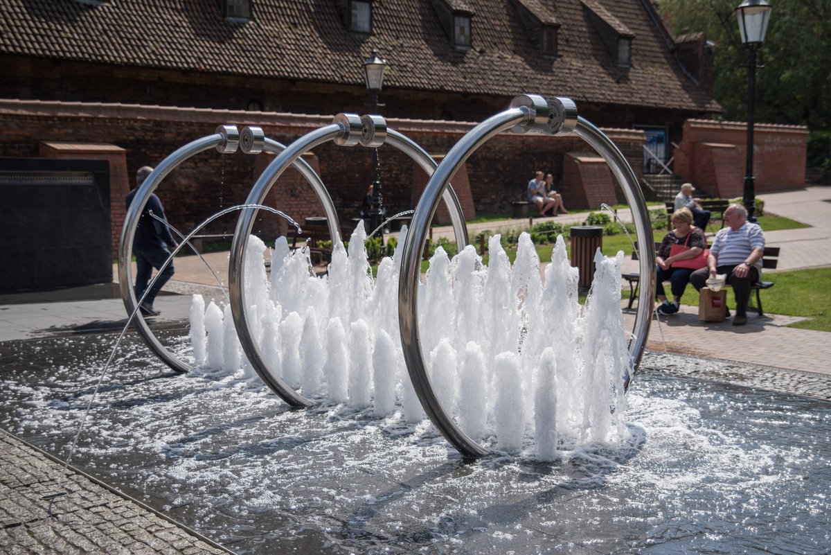 gdansk's tweet photo. #zachlapane3miasto to także mgiełki wodne, zdroje, saturatory i blisko 20 fontann ⛲️, które chłodzą nas podczas upałów w #Gdansk 🥵☀️ Czy jako obserwatorzy #3cthashtagday, korzystacie z nich w trakcie wakacji? 🏖️ https://t.co/Ds50v5kpoY