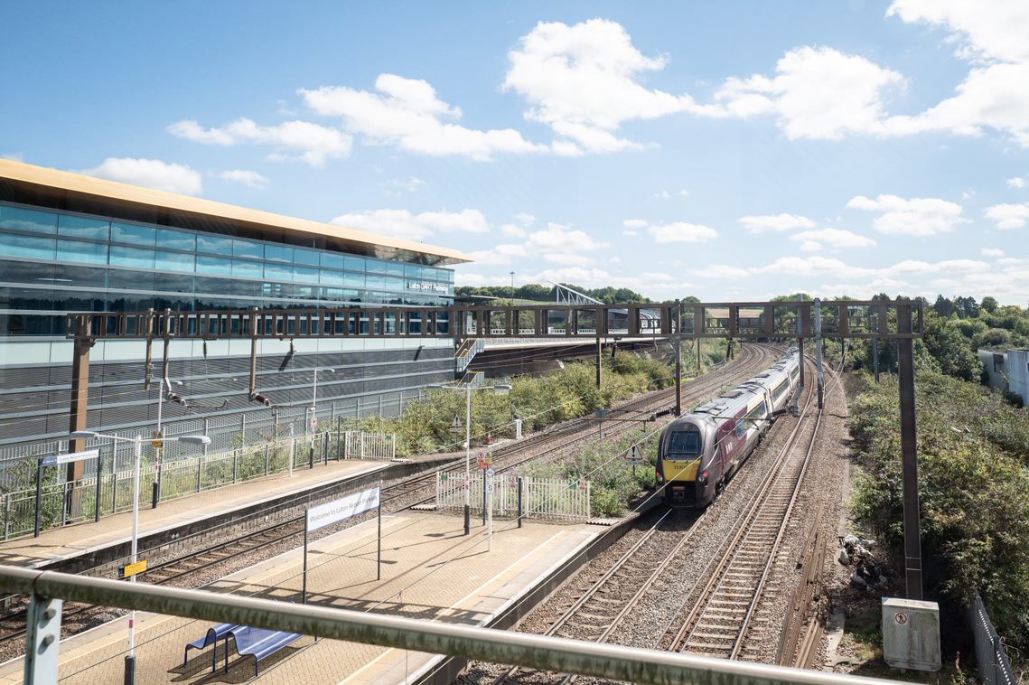 A proud moment for our #LutonDART👏

Over 575,000 customers have travelled on the #LutonAirportExpress over the last year😲

@EastMidRailway has seen a growth of 52 per cent more than year before the service linked up with the Luton DART🤩

Read more: 
news.eastmidlandsrailway.co.uk/news/luton-air…