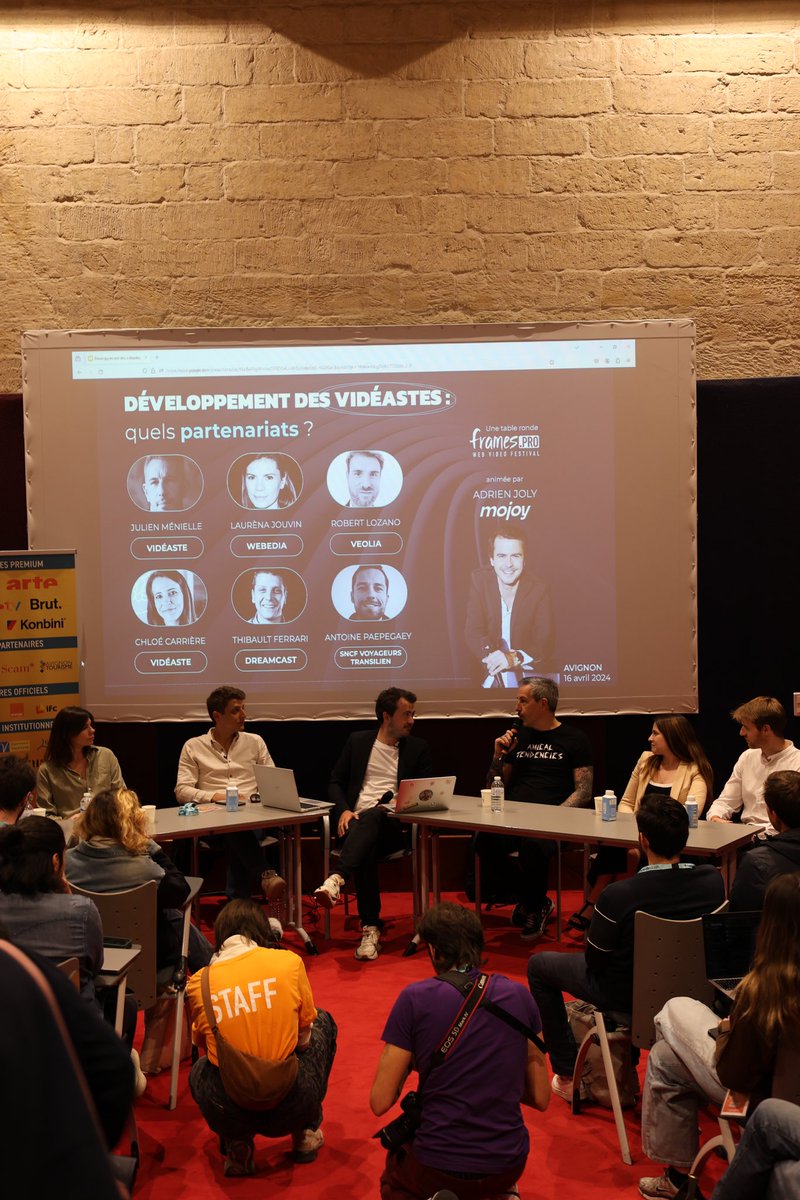 DÉVELOPPEMENT DES VIDÉASTES QUELS PARTENARIATS ? 👉 Table ronde proposée par FRAMES, animée par Adrien Joly, Agence Mojoy. Avec Laurèna Jouvin, @WebediaFR Robert Lozano, @Veolia_FR Antoine Paepegaey, @SNCFVoyageurs Thibault Ferrari, Dreamcast @jmnl & @Galactic_Chloe