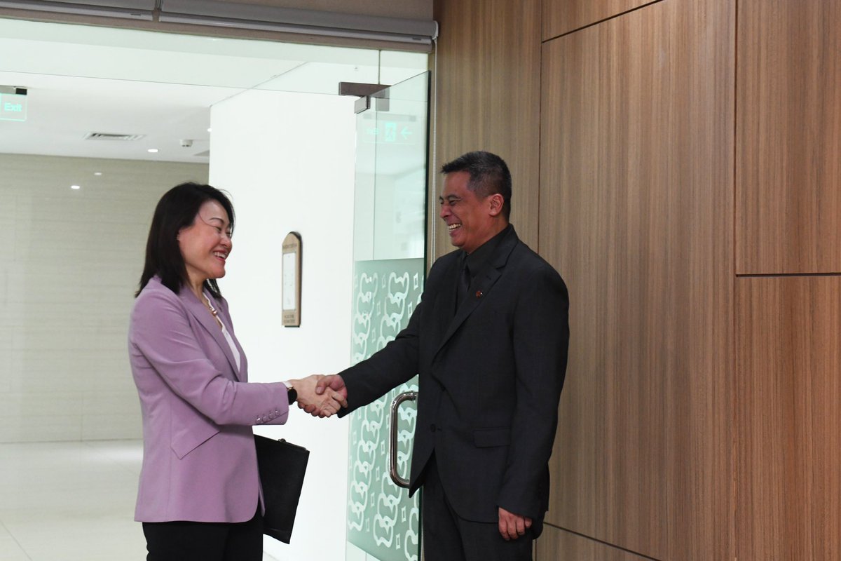 Deputy SecGen of ASEAN for Community and Corporate Affairs Nararya Soeprapto received a courtesy call by the Ambassador of the People’s Republic of China to ASEAN Hou Yanqi. They exchanged ways to enhance ASEAN-China Development Cooperation.