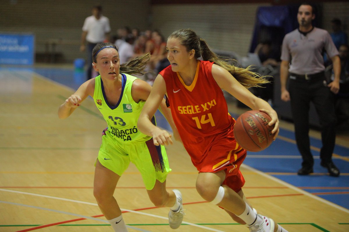 ‼️ WNBA | Draft Un altre petit-gran èxit del bàsquet formatiu català: Helena Pueyo, escollida en el número 22 del draft per Connecticut. La mallorquina va estar dues temporades al programa del Segle XXI de la @FCBQ, abans de fer el salt cap a la Universitat d'Arizona.