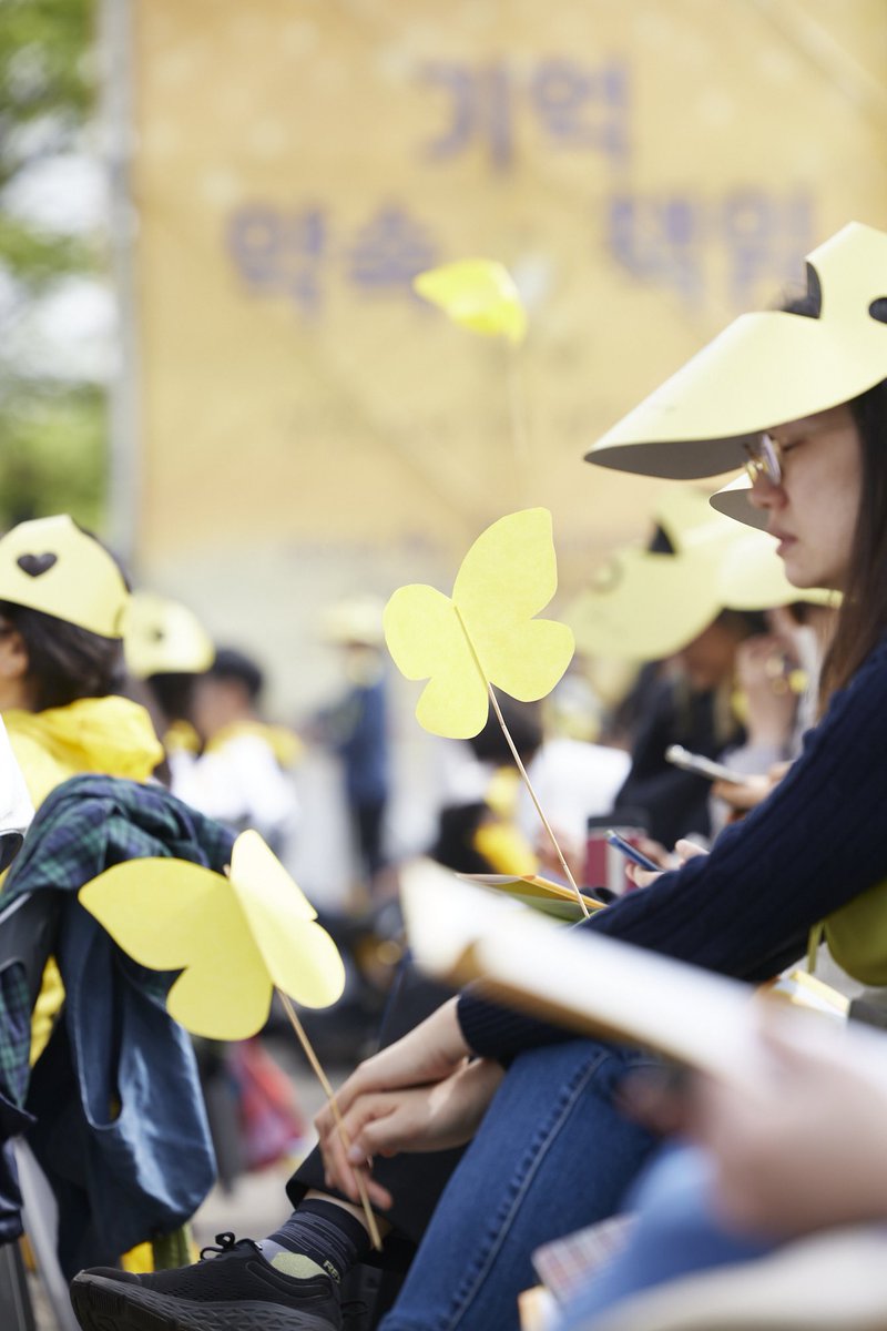 dy_future's tweet photo. 열 번째 봄입니다.
아이들이 돌아오기로 했던 ‘520번의 금요일’이 흘렀습니다.

어른이라 미안했고, 공직자라서 더 죄스러웠던 
10년 전 그날을 잊지 못합니다.

대부분의 아픔과 그리움은 세월 앞에서 희미해지지만, 
그렇지 않은 것들이 있다는 것을 잘 압니다.

오늘, 10주기 기억식에서 여전히 우리 곁에 또렷이 남아 있는 
304명 한 사람 한 사람의 이름을 부르고 얼굴을 바라보았습니다.

10년 전에서 단 한 발짝도 나아가지 못한 현실이 부끄럽습니다.
심지어 어떤 사람들은 이제 그만하자, 그만 잊자고 말합니다.

이래서는 안 됩니다. 그럴 수 없습니다.
유가족들과 피해자들이 충분히 치유되고 회복될 때까지,
우리 사회에 안전과 인권의 가치가 제대로 지켜질 때까지,
우리는 언제까지나 노력하고 또 기다리겠습니다.

가슴 시린 열 번의 봄을 버텨오신 유가족들, 생존자들,
그리고 별이 된 희생자들과 끝까지 함께 하겠습니다. 

4월 16일, 그날의 약속과 책임을 영원히 잊지 않겠습니다.
