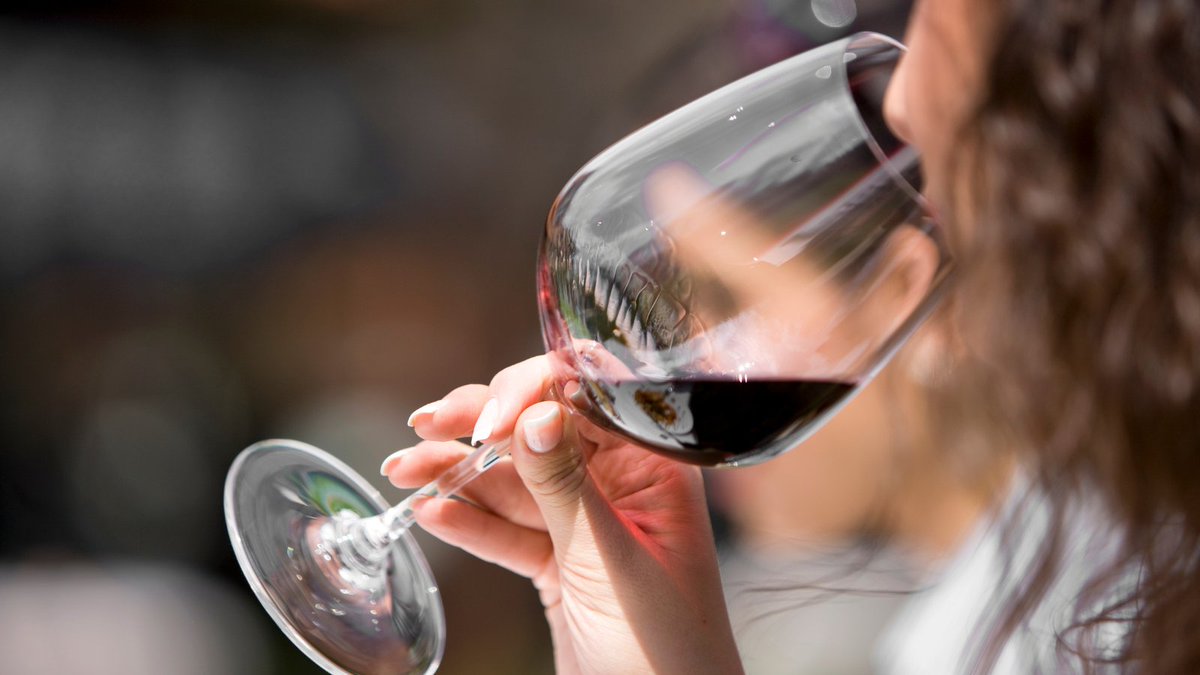 Drinking alcohol increases the risk of breast cancer in women and heavy drinking increases the risk in men 🍷 The more alcohol a woman consumes the greater the risk, with no lower threshold ❌ The less you drink the less you are at risk. Read more: bit.ly/46qZO3l