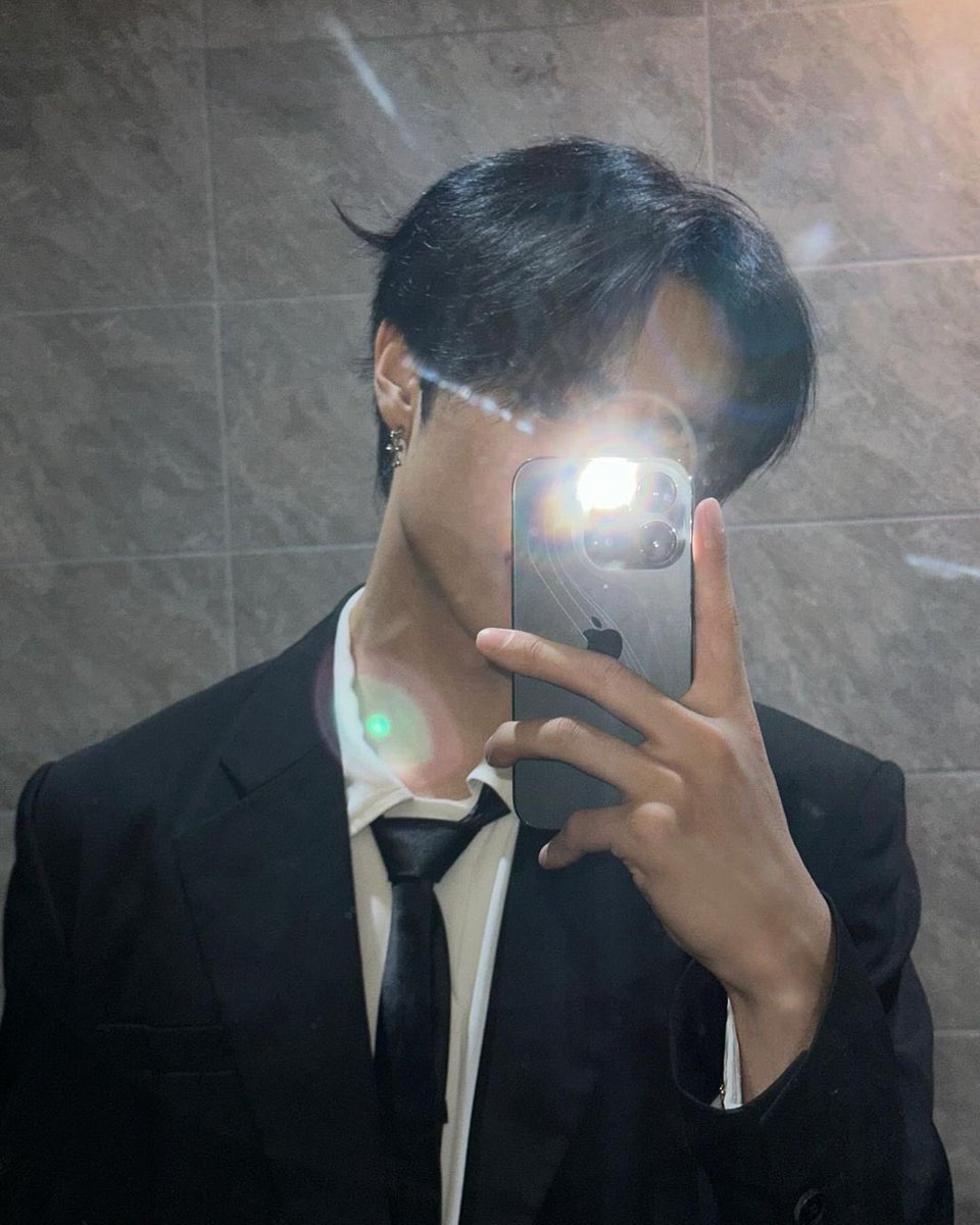 Mirror shoot to the rescue; as the camera light flashing and seeking for my confident. One of the fun things to attempt here is to take photographs in front of a mirror with illuminated flashes that light up while my hair went more sleek-messy that time.