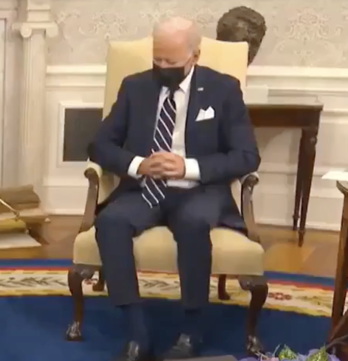 Biden sleeps during meeting to show public support for Israel What a show of strength!
