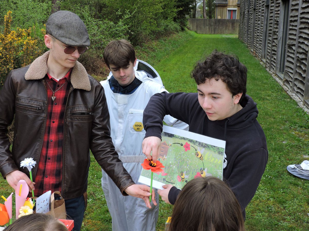 Journée animation pour les élèves de terminales #BacProGMNF. Dans le cadre du contrôle continu de formation, ils animent 7 ateliers pour un public d'enfants des classes CP et CE1 de l'école Alix de Bretagne de #SaintAubinduCormier. #ÉducationEnvironnementale