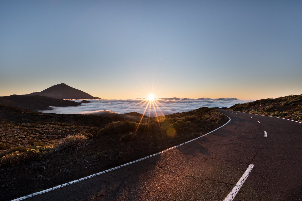 🌄 Desde Costa Adeje al Teide: ¡Un atardecer que no olvidarás! 🌞☁️ ¡Si estás en Costa Adeje, no te pierdas el Teide al atardecer! Imagina un cielo de colores 🎨 y un mar de nubes 🌫️ en una escena de ensueño 🎞️