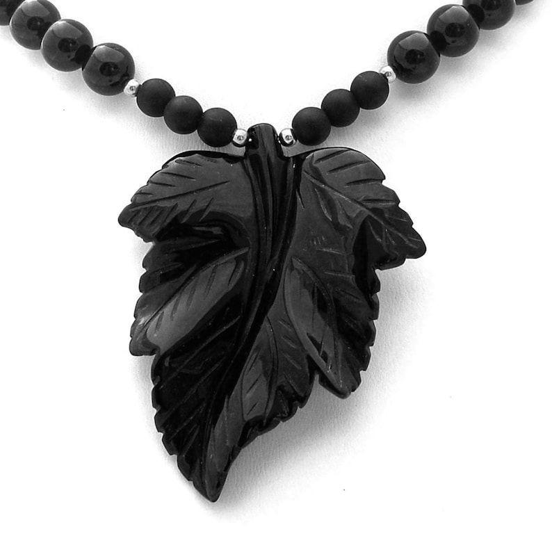 Handmade in the USA, this Onyx Leaf Copper Pendant Necklace from RivendellRocksSedona is a natural stone beauty. Perfect for adding a touch of nature to your style. #handmadejewelry #smallbusiness buff.ly/41FDiBE