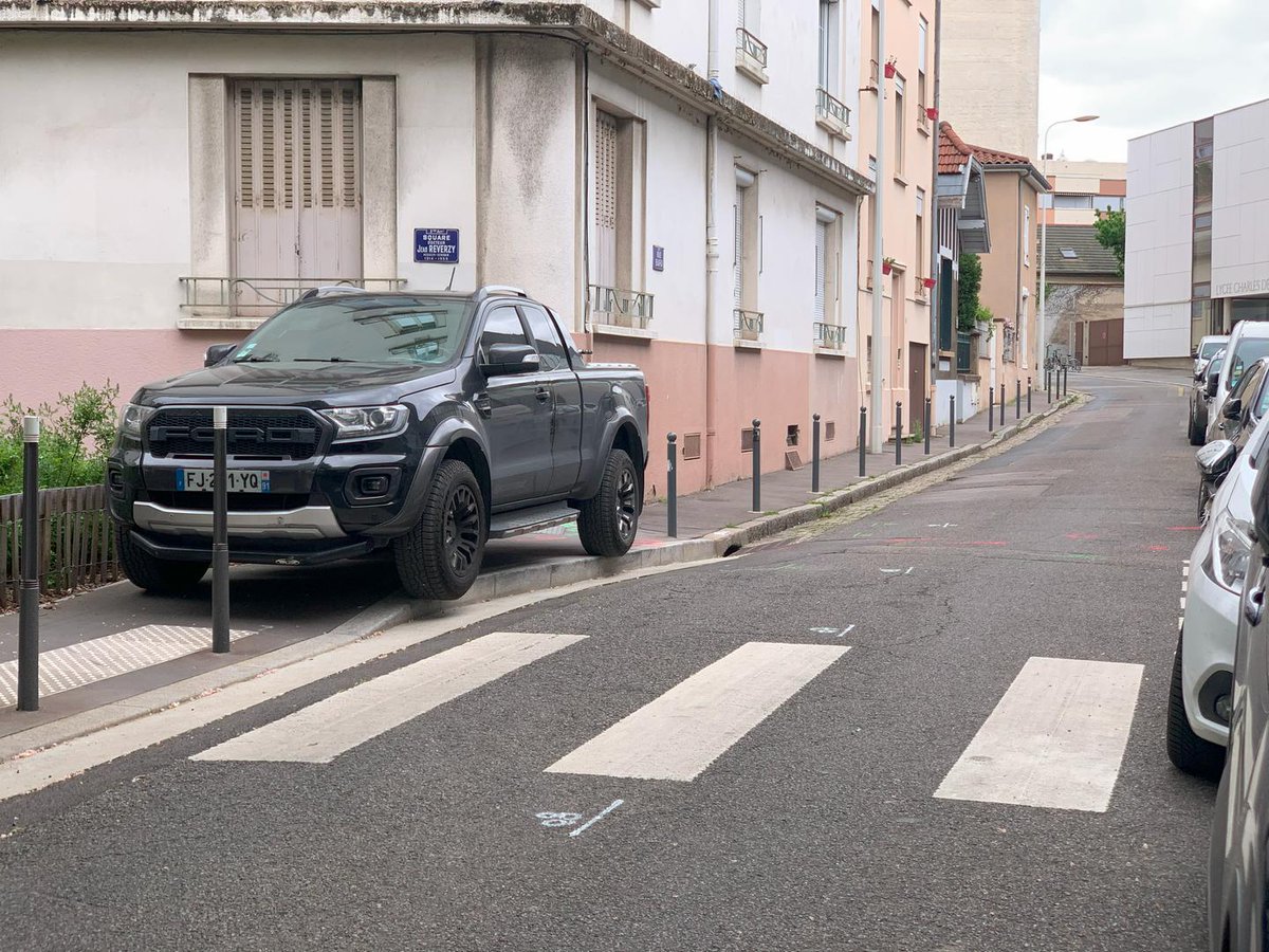 A quoi sert un PicUp en ville ? A se #GCUM.
Notez en face la 208 blanche qui bloque le passage protéger. Au cas où on aurais voulu "faire le tour"...
<a href="/prefetrhone/">Préfète de région Auvergne-Rhône-Alpes et du Rhône</a> <a href="/Mairie3Lyon/">Mairie du 3e Lyon</a> <a href="/villedelyon/">Ville de Lyon</a>