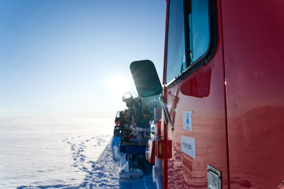 GlacierThwaites's tweet photo. 🤔Ever wondered what the bed beneath the remote #ThwaitesGlacier looks like? Well wonder no more....

💡Scientists used some clever seismic survey techniques to reveal a landscape of rocky hills and smooth plains.

📸Ole Zeising, AWI https://t.co/Rxv8p1jiRR