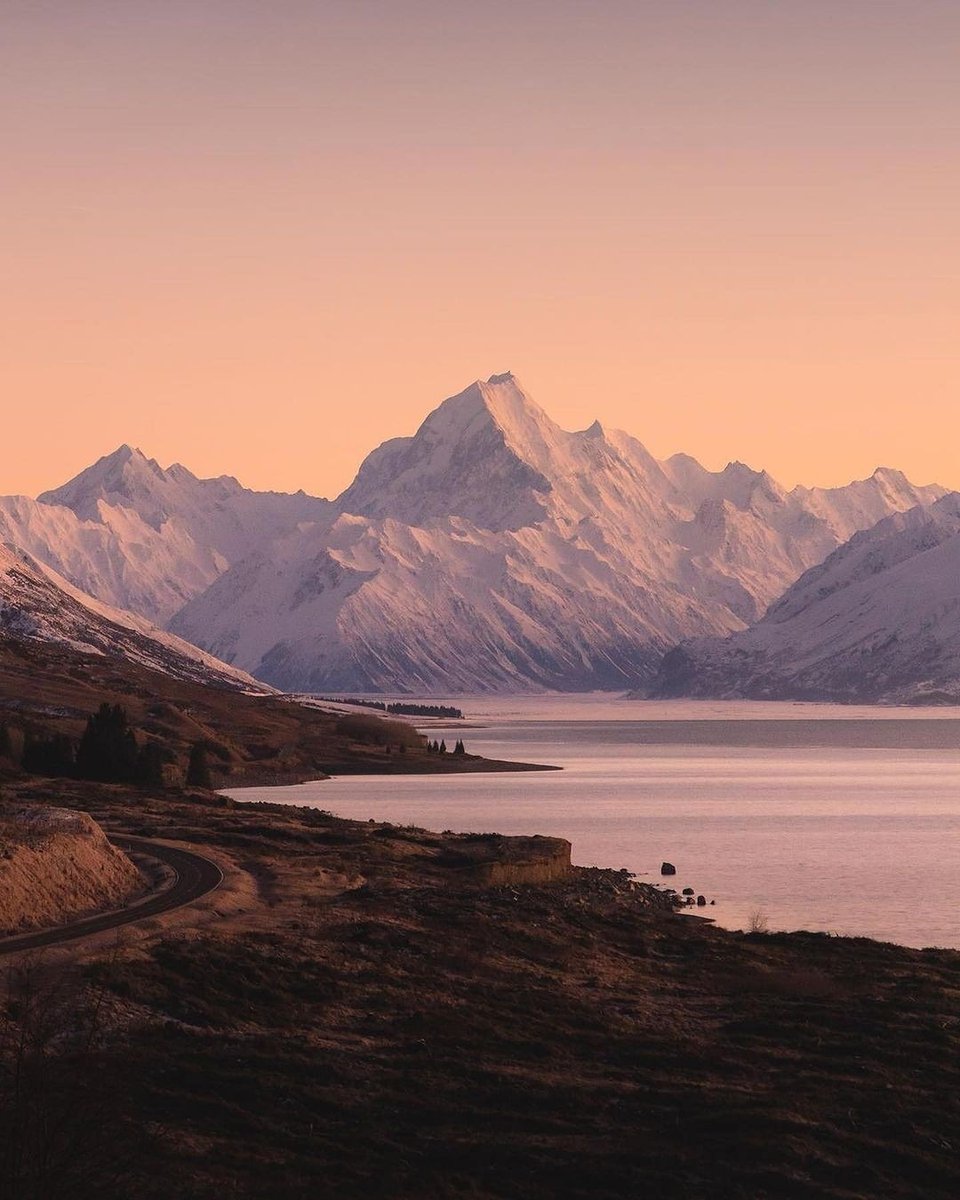 planetopen1's tweet photo. Golden light blankets snowy mountains at dusk 🏔️

📍Mount Cook, New Zealand 🇳🇿 https://t.co/9k31ShM8Wv