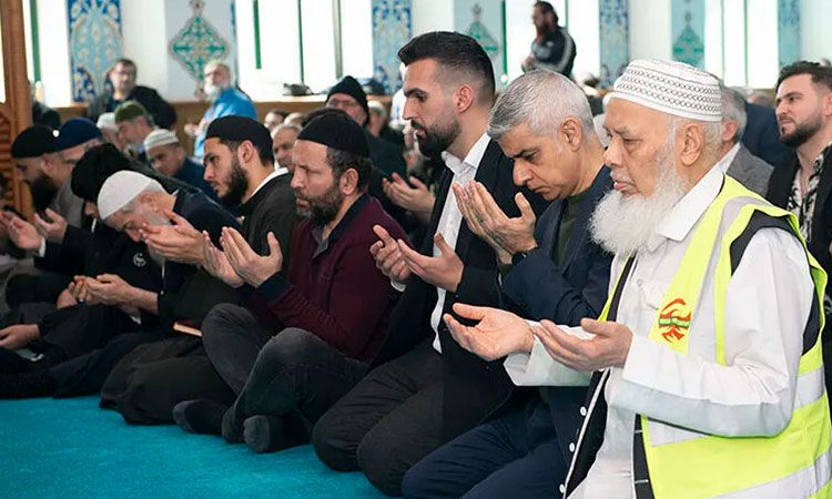 Londra Belediye Başkanı Khan, Aziziye Cami’ini ziyaret etti Londra Büyükşehir Belediye Başkanı Sadiq Khan, geleneksel Ramazan ziyaretini gerçekleştiremediği Türk toplumu ile Cuma namazında buluşup, bayramlaştı. olaygazete.co.uk/turk-toplumu/l…