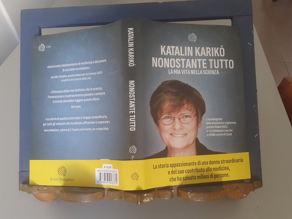 Mamma sono sulla quarta di copertina del libro più bello dell'anno, insieme a Jennifer Doudna e Bill Gates! Per saperne di più c'è la mia recensione su @le_scienze di aprile e anche il corsivo che avevo scritto per il Nobel all'ineguagliabile Katalin #Karikó @kkariko @BBEditore