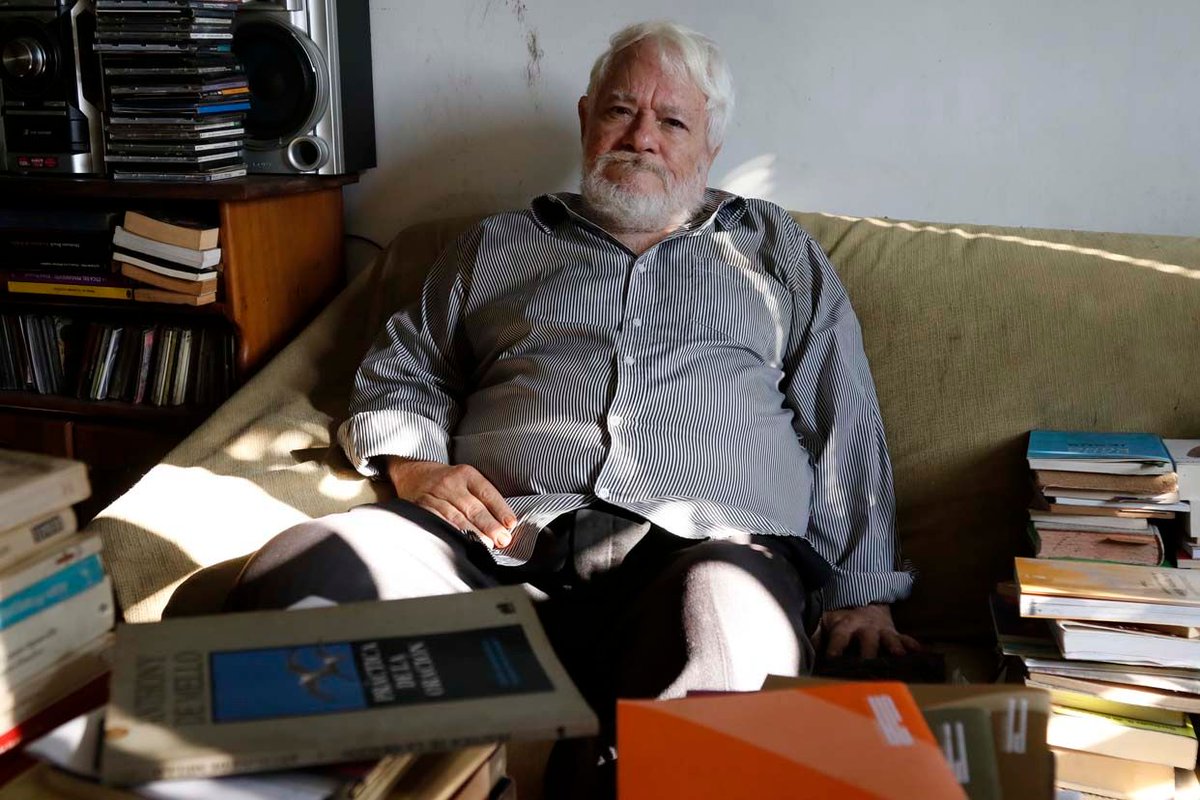 TeamPoetero's tweet photo. “Sé que busco
tu olor en las palabras: es tu cuerpo respirando en las letras del deseo.
Pero en vano. Hoy solo te nombra el desalojo y en este cuarto náufrago ejercito la autopsia del recuerdo.”

Armando Rojas Guardia
(Venezuela) https://t.co/44RPMOwiqo