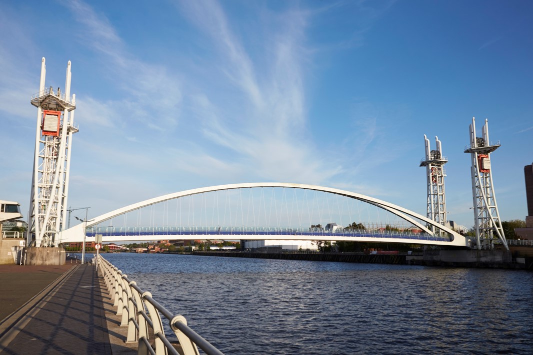 Mirando este puente🌉​, ¿sabrías decirnos a qué destino te llevamos hoy? Solo una pista🤫​, se llama Millennium Bridge. 👉ow.ly/bKTW50RaxEE