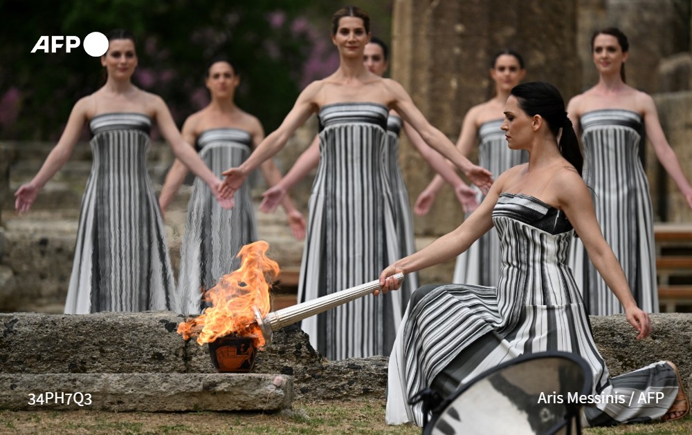 🏅 La llama olímpica de los Juegos de París fue encendida en el sitio arqueológico de Olimpia (Grecia). El cielo nublado impidió que se hiciera con los rayos del sol, como marca la tradición, y se usó una llama de reserva conservada desde el ensayo general #AFP #AFPdeportes