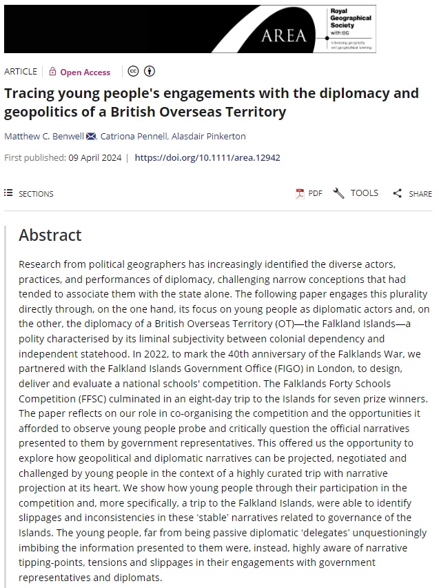 🔊New paper published in #AreaJournal by Matthew C. Benwell (@NCL_Geography), @teachlearnwar (@UniofExeter), and @AlPinkerton (@RHULGeography): 'Tracing young people's engagements with the diplomacy and geopolitics of a British Overseas Territory'. doi.org/10.1111/area.1…