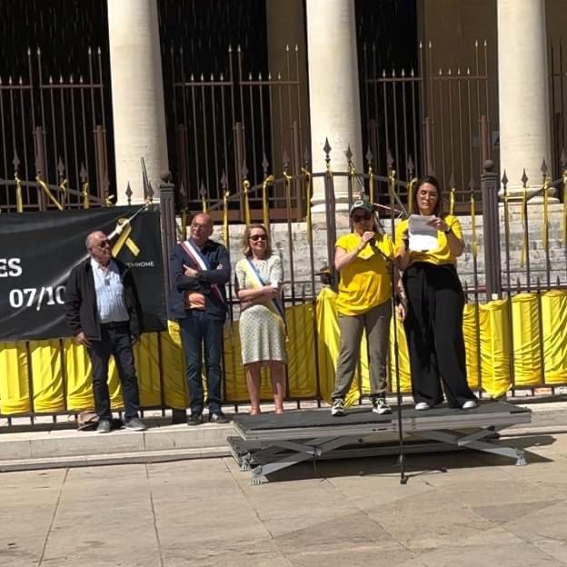 Coll7octobreaix's tweet photo. Notre collectif s'est mobilisé dimanche
pour demander la libération des otages pour  : 
- Porter leur voix
- Faire connaître leurs histoires,
- Lutter contre la désinformation qui entraine une haine galopante dans notre société https://t.co/U1oO6z0SBh