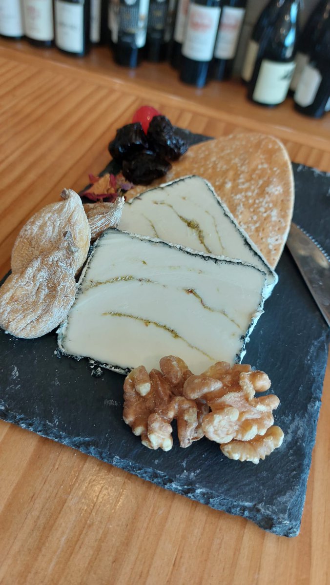 The Neverito goat cheese is a gastronomic masterpiece from Toledo. With its smooth and creamy flavor, it conquers palates and hearts. A gourmet experience you won't want to miss.! 🧀 👉 bit.ly/3VnV0IZ #YouDeserveSpain #VisitSpain @SaboreaEspana