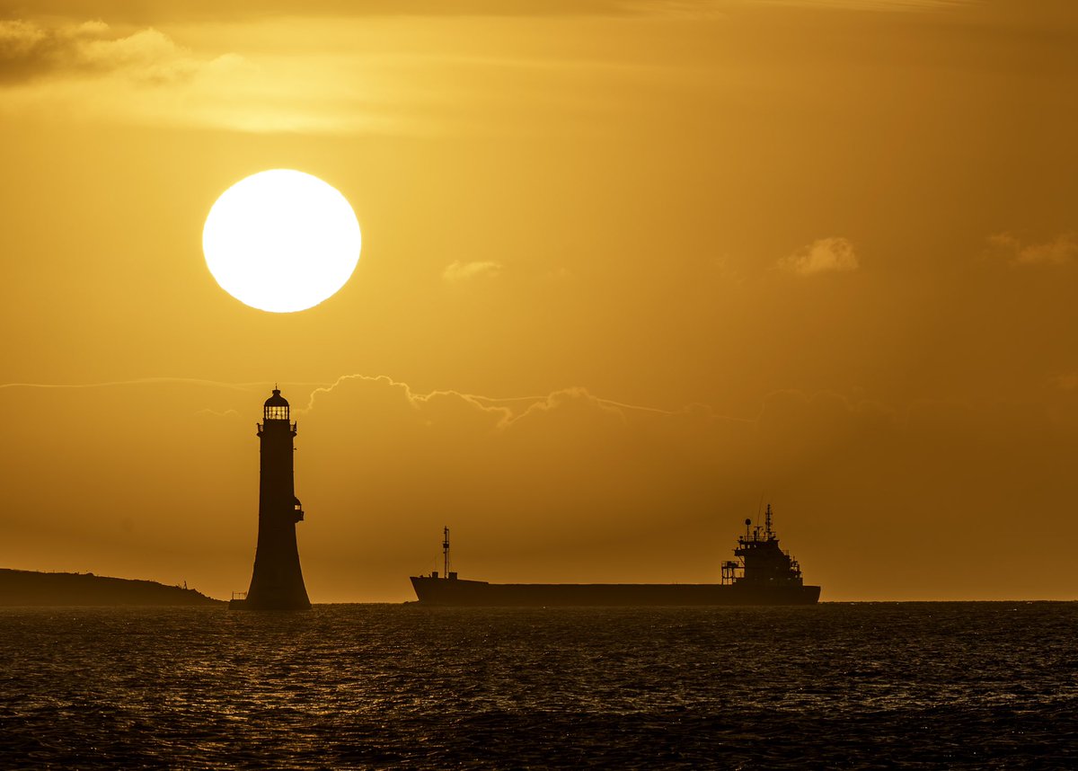 Stunning peaceful sunrise this morning over Haulbowline Lighthouse, Carlingford Lough. Definitely worth the early rise. ❤️🌅 @AimsirTG4 @MeaneysWeather @EarthandClouds @ThePhotoHour @discoverirl @ancienteastIRL @IrishCentral @IrishLights @Lovindotie @CarlowWeather