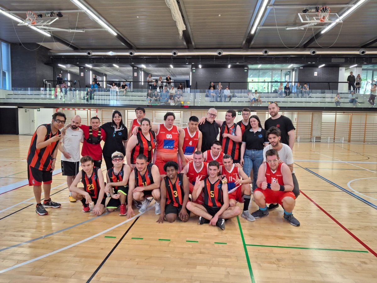 L'equip de bàsquet d'Asproseat va disputar un partit amistós al Poliesportiu La Marina de Barcelona el passat dissabte. 🏀​ Màgics La Marina 21-39 Asproseat #Asproseat #AsproseatGrup #ServeisPersones #AssociacioAsproseat #EsportInclusiu #BasketInclusiu