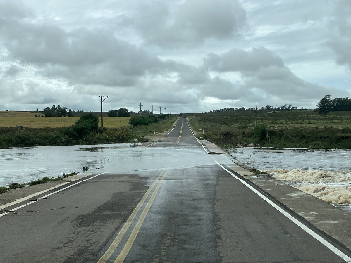 Hay paso! 
#arroyo #Casupa #lluvia #ruta40