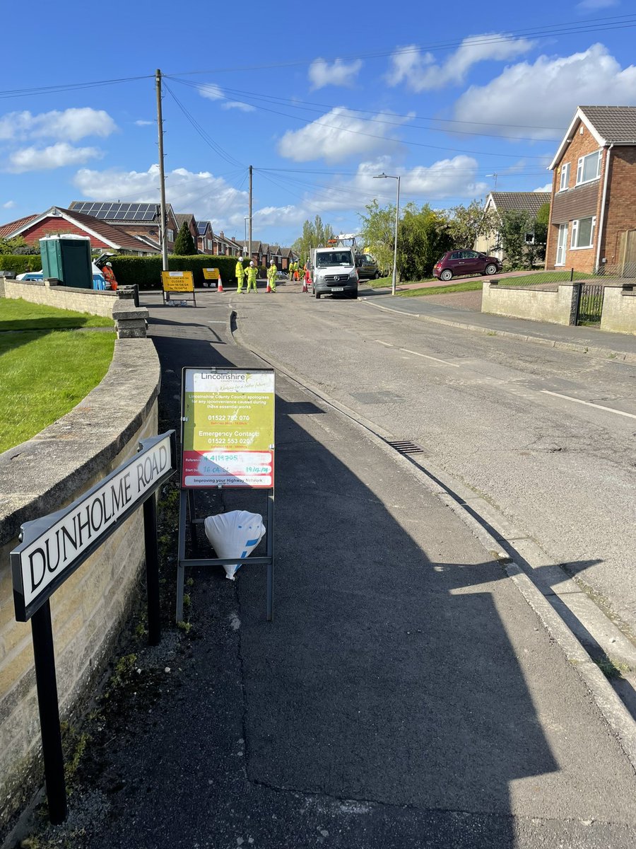 Things you love to see ………….. after years of campaigning Dunholme Rd and surrounding areas finally being resurfaced @LincsCC_roads 😍😍😍

#gettingthingsdone #workingforyou #workinghard