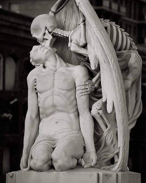 1930 yılında oluşturulan dokunaklı bir mermer heykel olan Ölüm Öpücüğü, Barcelona'daki Poblenou Mezarlığı'nın çarpıcı bir özelliğidir. Bu çağrıştırıcı sanat eseri, kanatlı bir iskelet olarak simgelen ölümü, genç bir adamın alnına nazikçe bir öpücük ekerek tasvir edilmiş