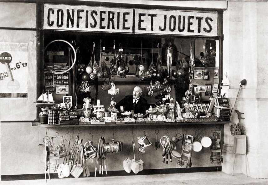 livresanciensa's tweet image. #Meliès, The little toy shop in Montparnasse belonging to Georges Méliès, the genius cinema director who invented magical technical effects at the birth of the cinematograph. When nobody remembered him and he was ruined, he worked there 7 days a week during his last years.