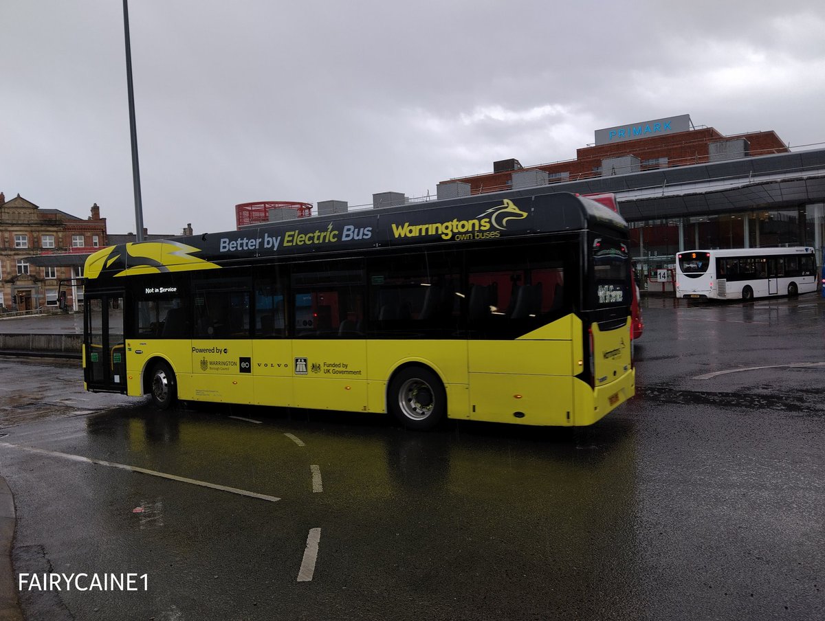 She's electrifying 

EV1 BV72 KPF
Volvo BZL
Operated by @WarringtonBuses
& on loan/demo from @VolvoBusUK 
Not in service