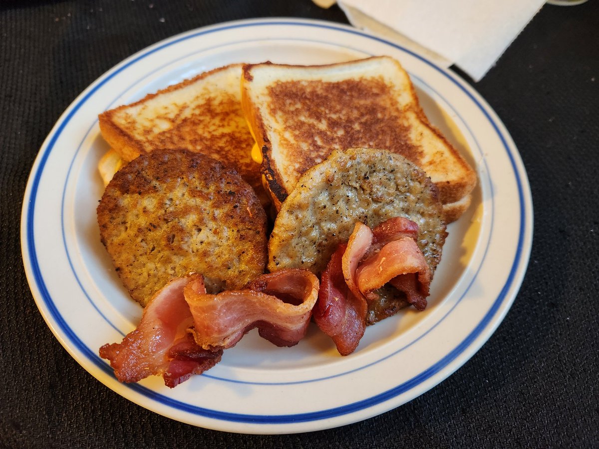 Satoshi__c's tweet photo. Breakfast time
#Breakfast
#cheesesandwhich
#sausage
#bacon https://t.co/I6TVtitM53