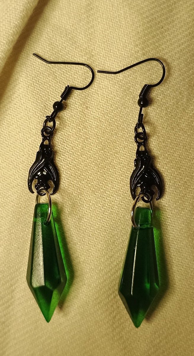 Look at these cool earrings I bought :)
(Totally definitely not an emerald duo reference wymmm)