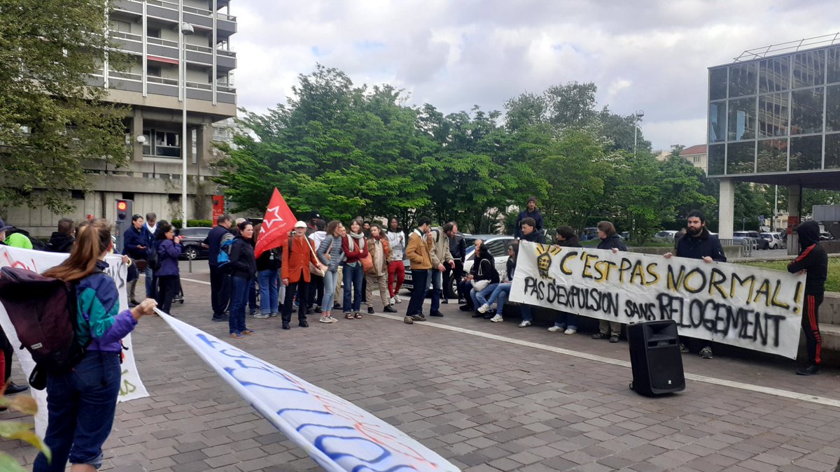 La @LDH_LyonConf présente en ce moment devant la #metropole rue du lac à #lyon pour dénoncer et refuser les évacuations des squatts ! Rejoignez le groupe Un toit, c'est un droit Plus d'enfants à la rue !