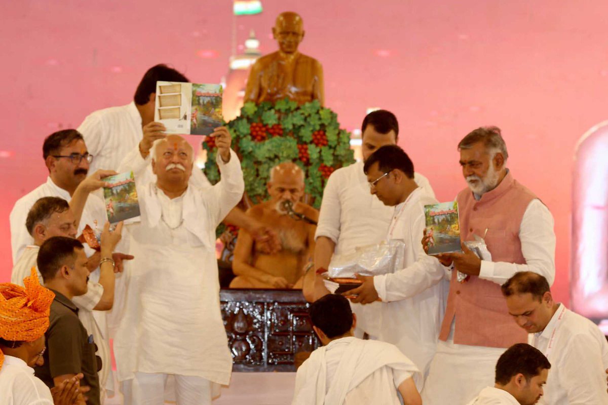 prahladspatel's tweet photo. जैनाचार्य पदारोहण की श्रेष्ठ श्रमण परम्परा मुनि कुंदकुंद से निरन्तर है,इसी क्रम में ५६ वर्ष तक आचार्य के रूप में ५०८ जैन साधकों को मोक्ष मार्ग दीक्षित करने वाले आचार्य विद्यासागर के बाद मुनि समयसागर जी के आचार्य पदारोहण महोत्सव में पूज्य सरसंघचालक जी की उपस्थिति में साक्षी बना । https://t.co/NlSha0Esgs