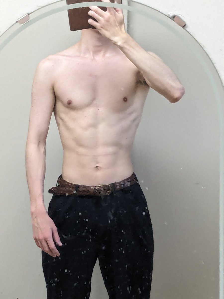 筋トレ10日目
#宅トレ 
#筋トレ初心者 
鏡共同のものだからめっちゃ汚いけど体はすごい綺麗