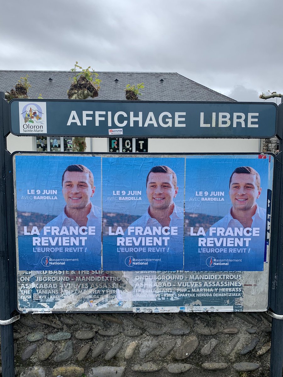 Verriere_F's tweet photo. Affichage à #OloronSainteMarie aujourd’hui, le @RNational64_off en action ! L’union fait la France 🇫🇷. Tous avec @J_Bardella pour faire gagner nos idées ! #VivementLe9Juin ! https://t.co/HDxxOe8zQL