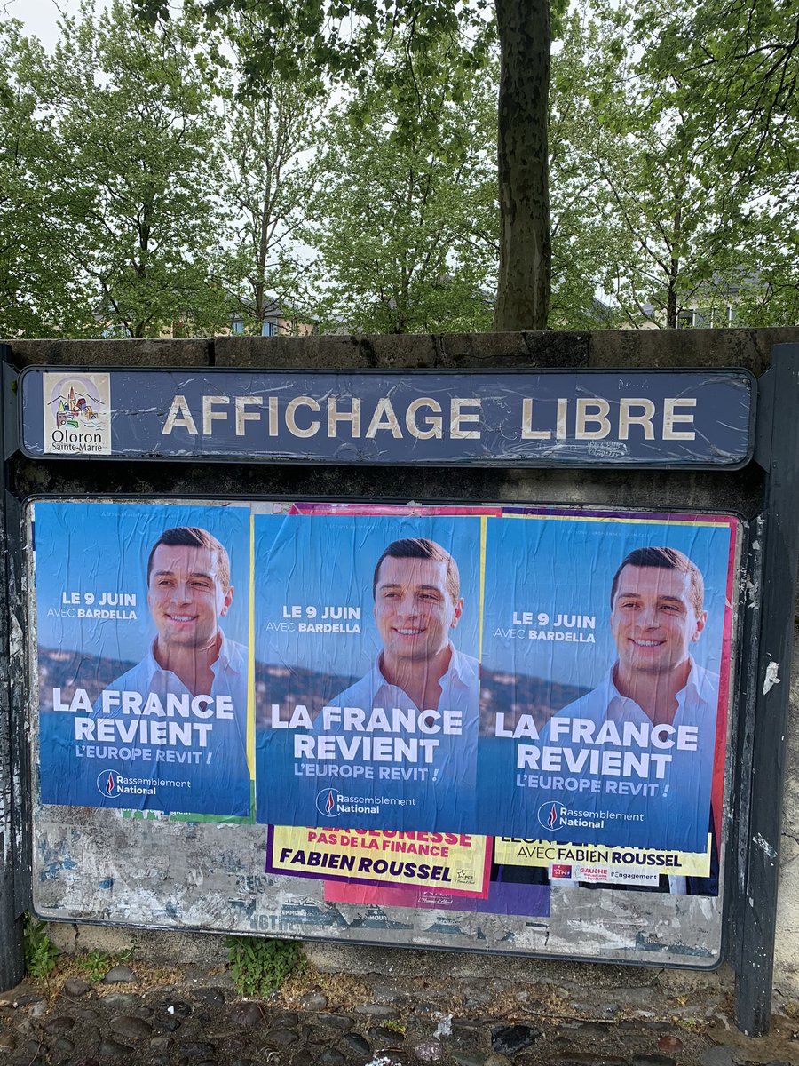 Verriere_F's tweet photo. Affichage à #OloronSainteMarie aujourd’hui, le @RNational64_off en action ! L’union fait la France 🇫🇷. Tous avec @J_Bardella pour faire gagner nos idées ! #VivementLe9Juin ! https://t.co/HDxxOe8zQL