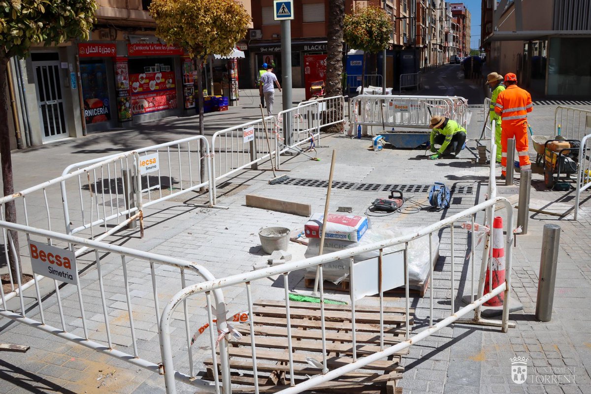 Torrent inicia la reparación de adoquines en la calle Baviera, junto a la Torre hortanoticias.com/torrent-inicia…