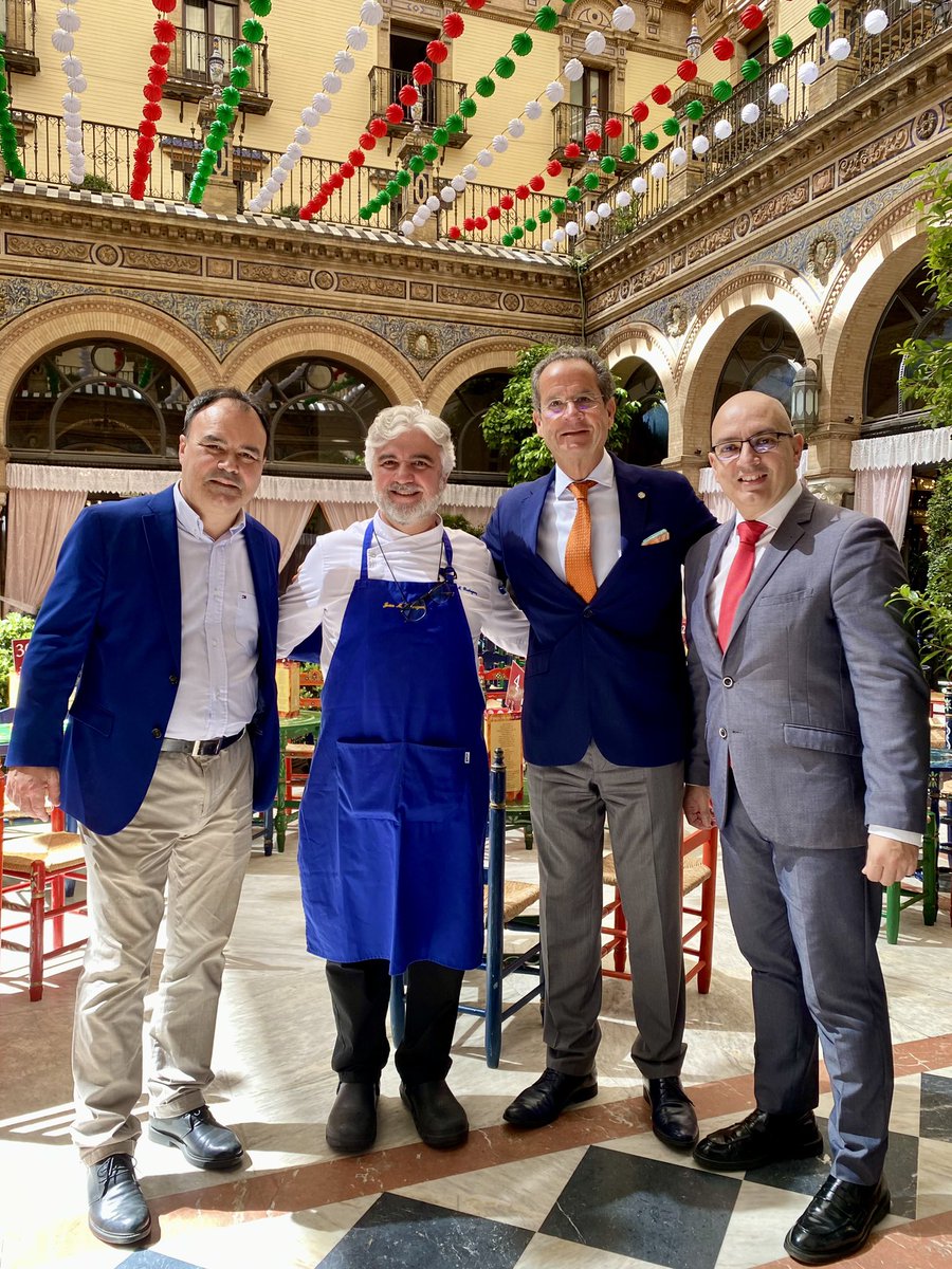 Visita a mi querido @Alfonso13Hotel de la cadena @Marriott en #Sevilla con su director, Carlo Suffredini, como magnífico anfitrión. Comida en la caseta que han montado en el patio de este casi centenario #hotel, emblema de la ciudad, rodeado de buenos amigos. #FeriaSevilla24