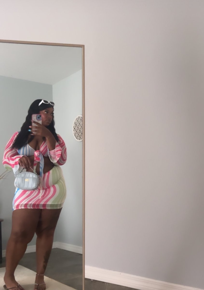 Imtootaee's tweet photo. Won’t you let me be your favorite? 💕🌈 https://t.co/VKsBFTqeQK