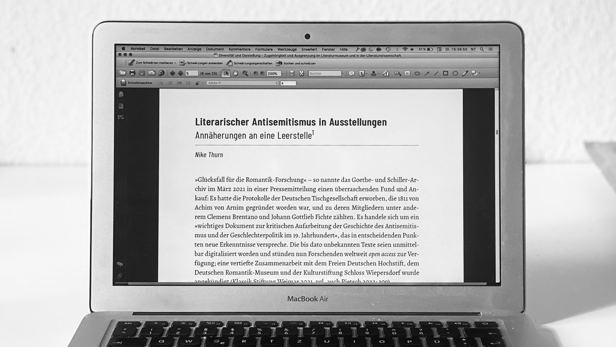 Wie kommt es, dass literarischer Antisemitismus in Literaturausstellungen und -museen kaum thematisiert wird? Was lässt sich den Gründen, die hierfür vorgebracht werden, entgegensetzen? Der Versuch einiger Antworten - jetzt open access bei @transcriptweb: transcript-verlag.de/978-3-8376-644…