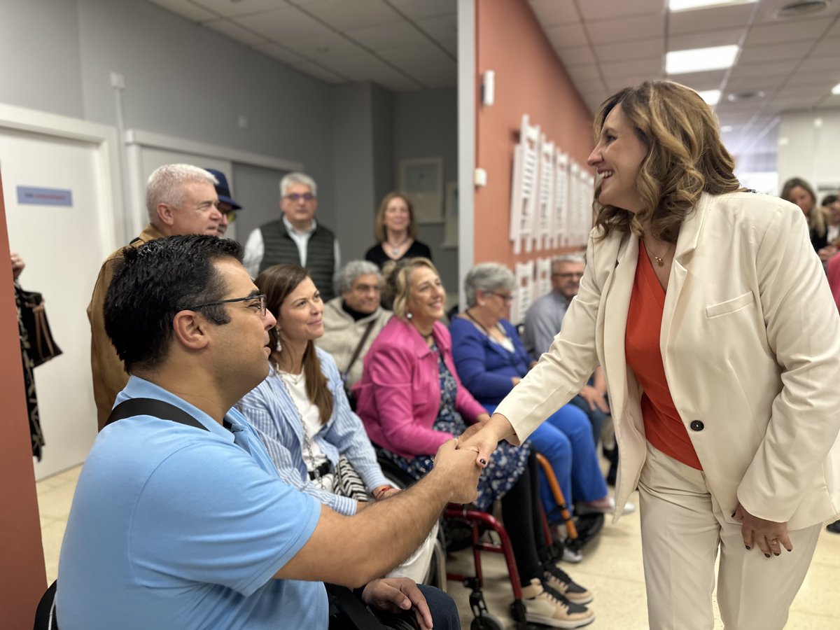 PVSCV's tweet photo. La Casa del Voluntariado ha recibido la visita de la alcaldesa de Valéncia, Mª José Català (@mjosecatala)
Durante la visita, Catalá ha coincidido con algunas de las entidades que forman parte de la #PVCV y que han encontrado recursos, formación y apoyo en la Casa. https://t.co/MSexMNPzhe